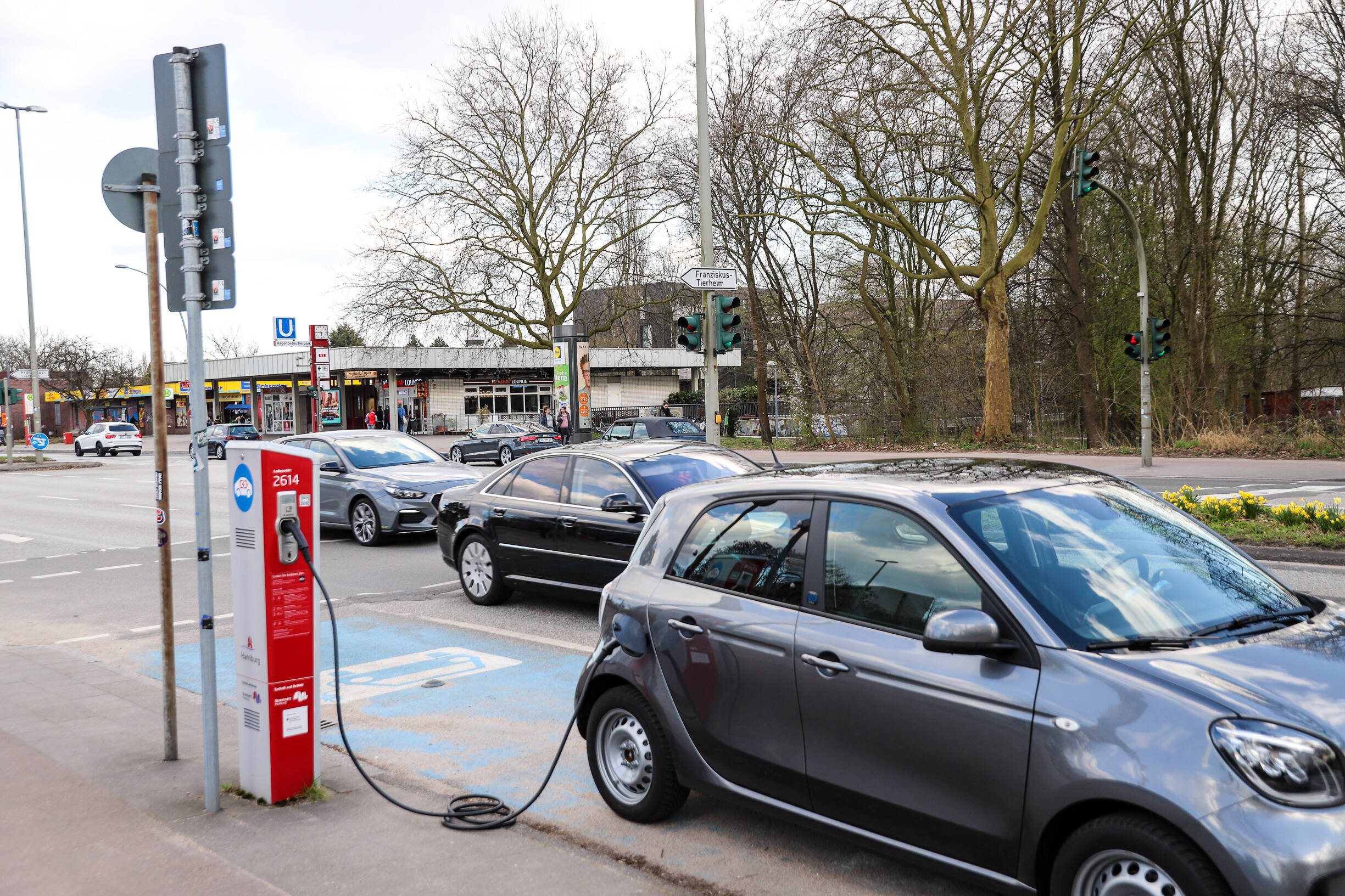 Das Laden von E-Autos wird für Kunden von Hamburg Energie bald viel teurer werden.