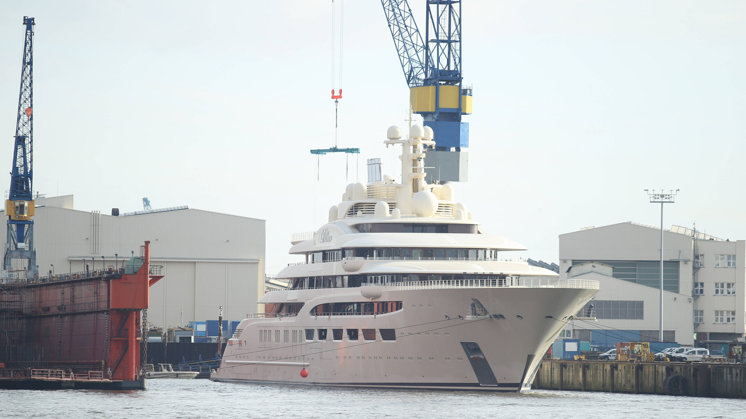 Die Oligarchen-Yacht „Dilbar“ liegt derzeit noch bei Blohm+Voss im Hamburger Hafen.