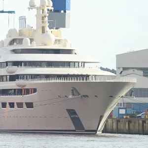 Die Oligarchen-Yacht „Dilbar“ liegt derzeit noch bei Blohm+Voss im Hamburger Hafen.