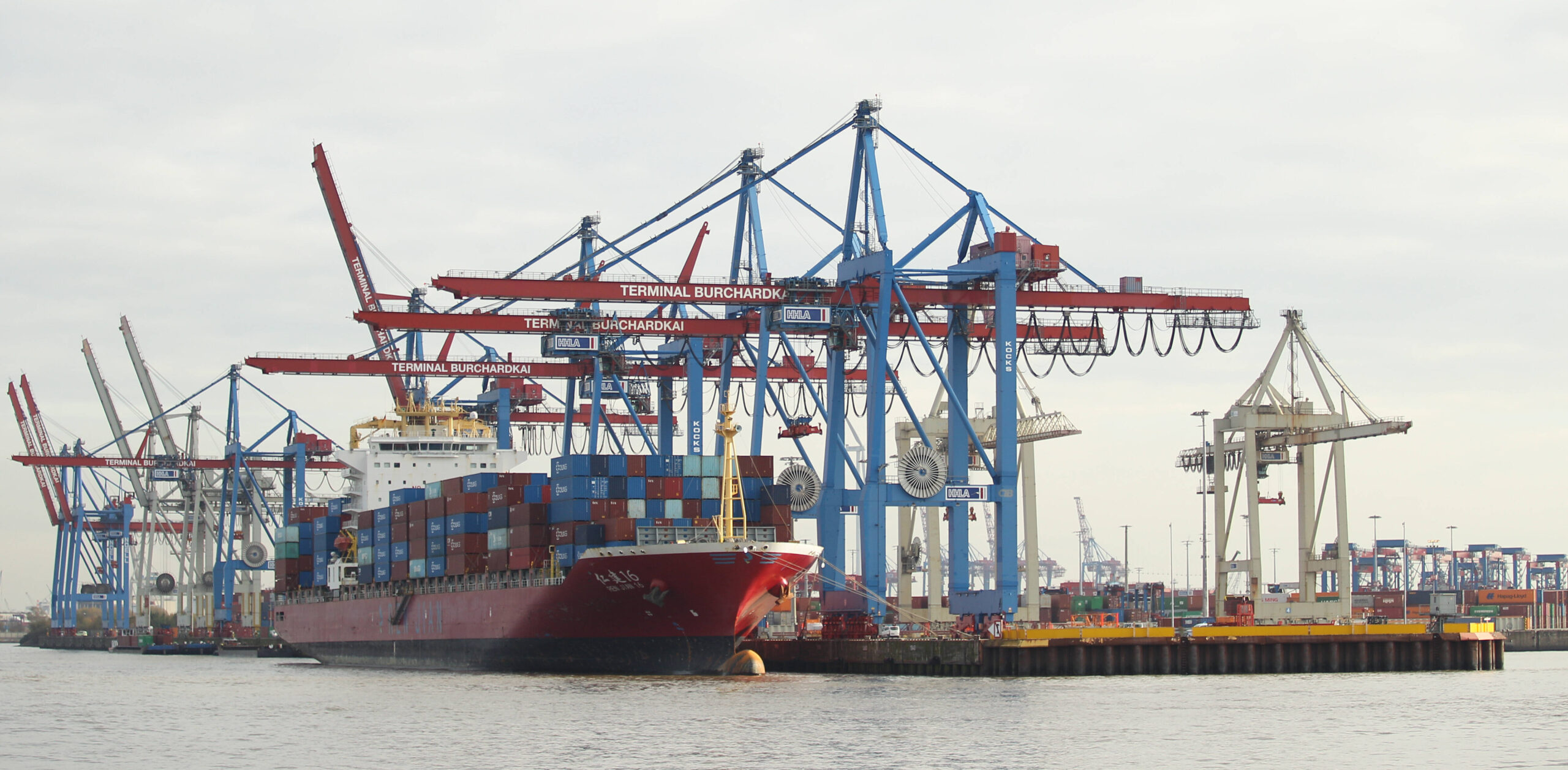 Der Containerterminal Burchardkai. Die HHLA bringt rund 200 Beschäftigte und ihre Angehörigen aus Odessa nach Hamburg.