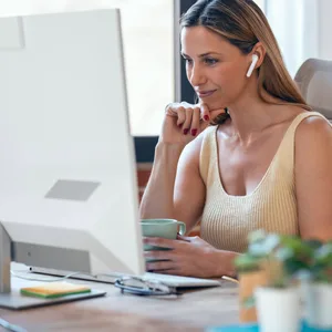 Eine Frau arbeitet von zu Hause aus
