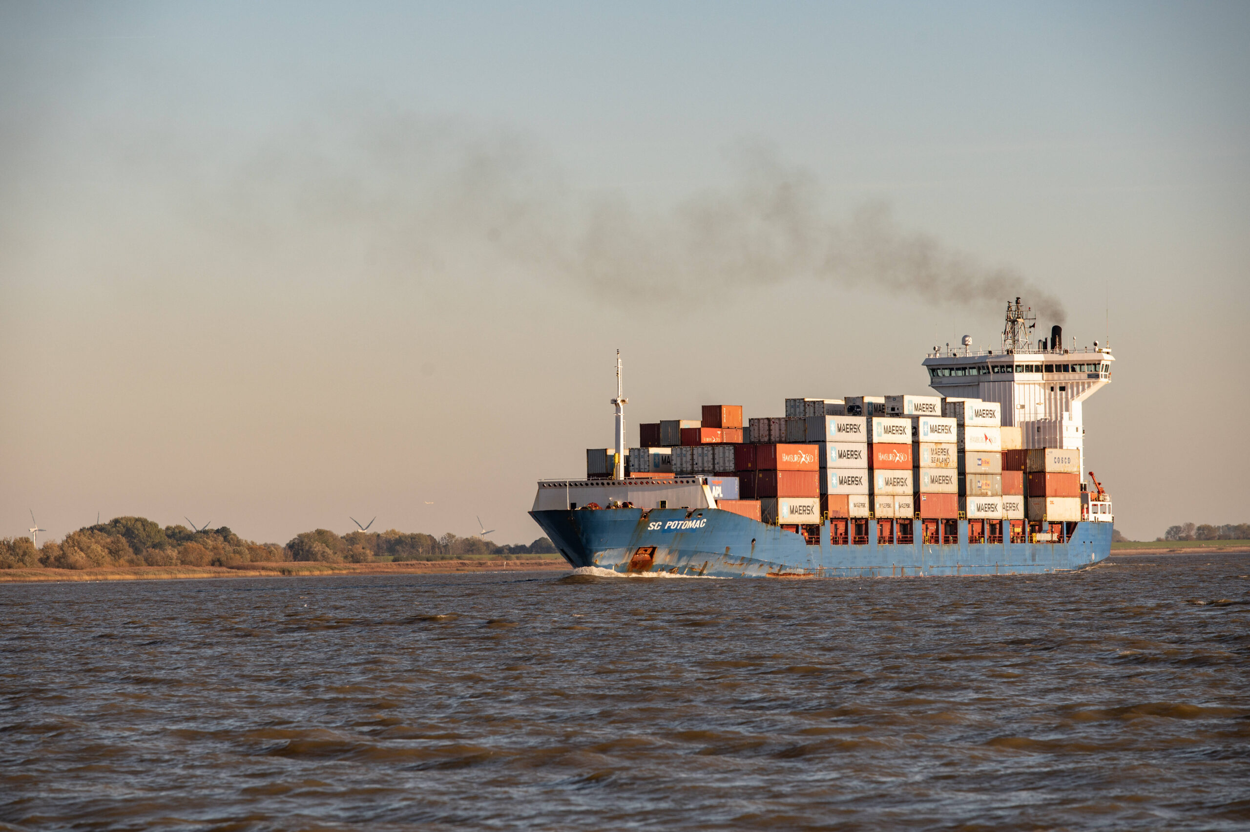Ein Schiff fährt über die Nordsee, deren Verschmutzung in den vergangenen vier Jahrzehnten deutlich zurückgegangen ist. (Symbolbild)