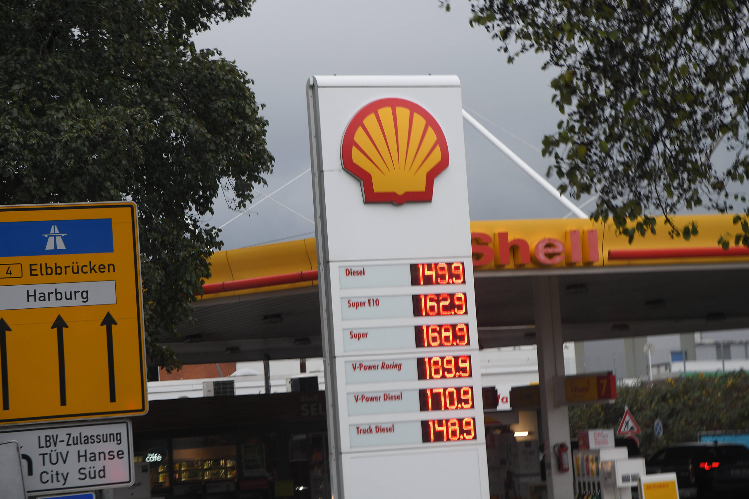 Symbolbild: Eine Shell-Tankstelle in Hamburg