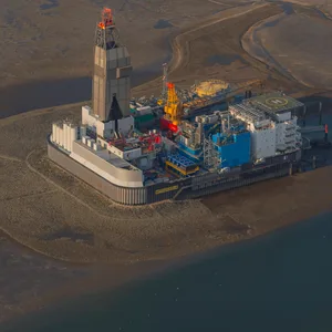 Luftbild von der Bohrinsel Mittelplate im Nationalpark Wattenmeer