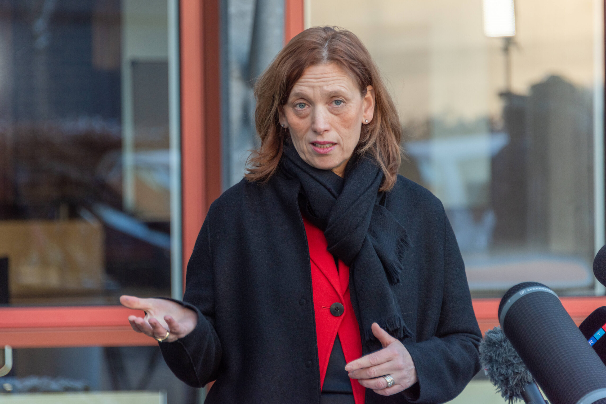 Karin Prien (CDU) wirbt dafür, die Corona-Regeln an Schulen nicht zu schnell zu lockern. (Archivbild)