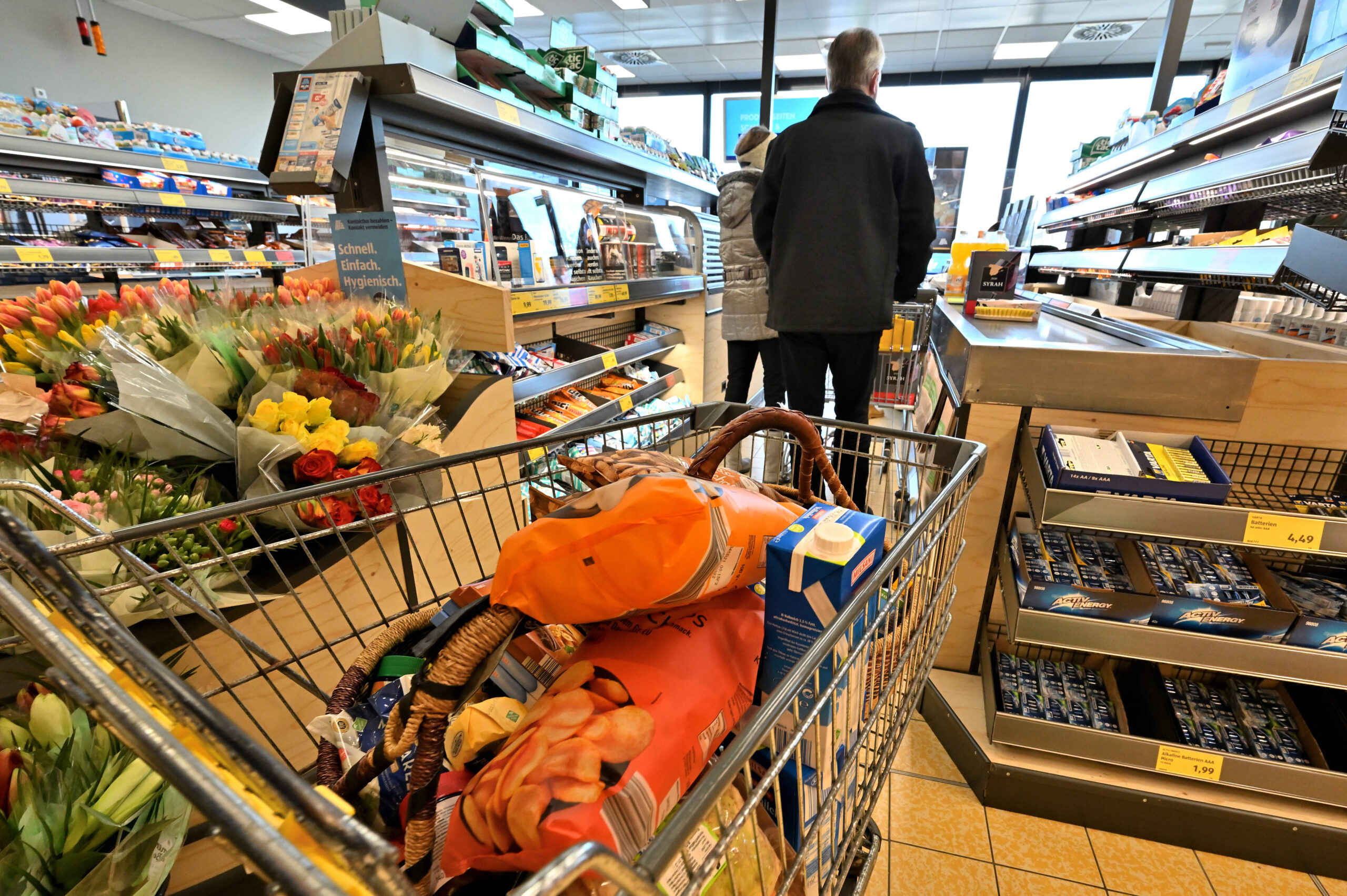 Ein gefüllter Einkaufswagen in einem Supermarkt