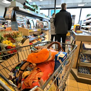 Ein gefüllter Einkaufswagen in einem Supermarkt