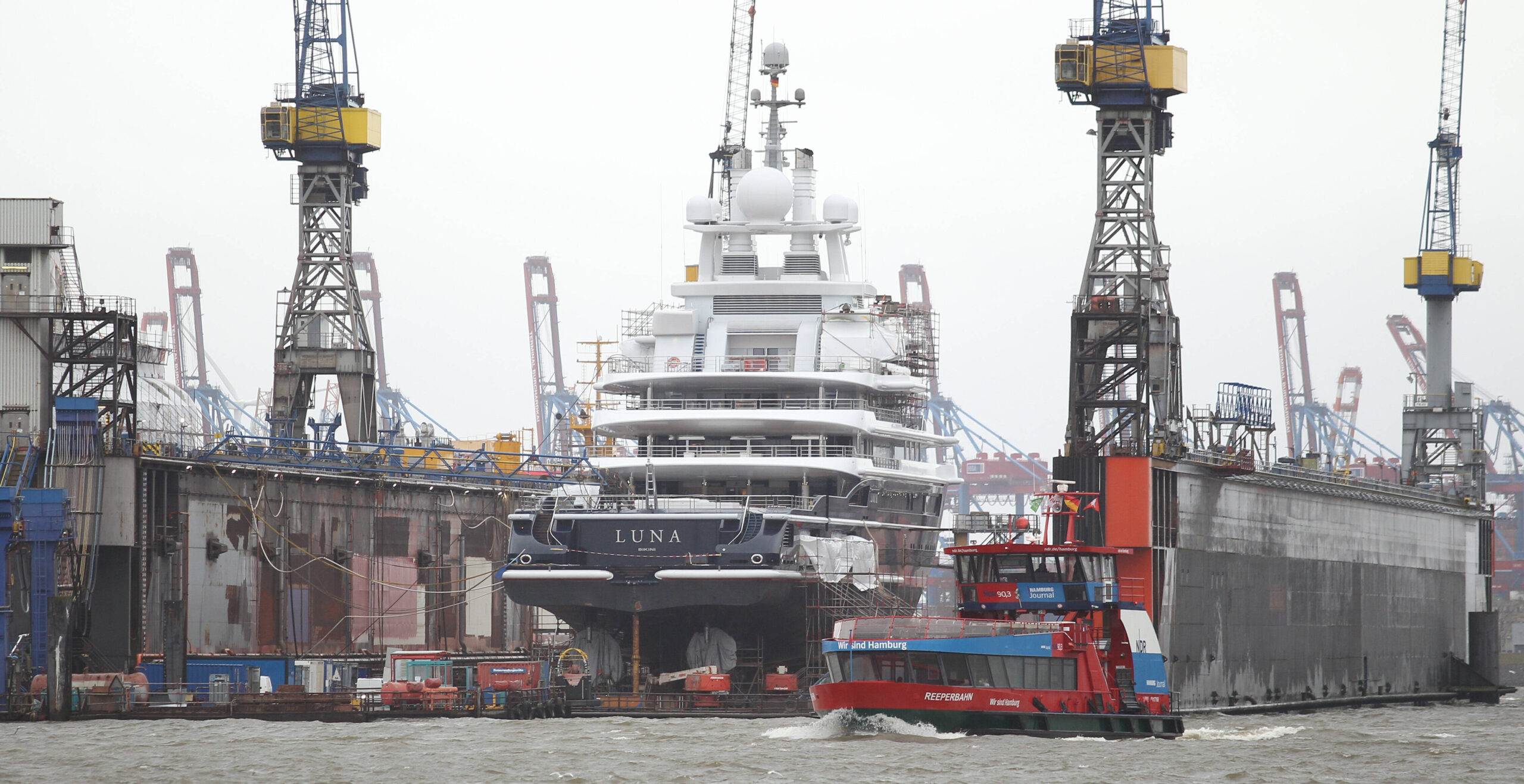 Die Super-Yacht „Luna“ des Russen Farchad Achmedow liegt in der Hamburger Werft Blohm+Voss.