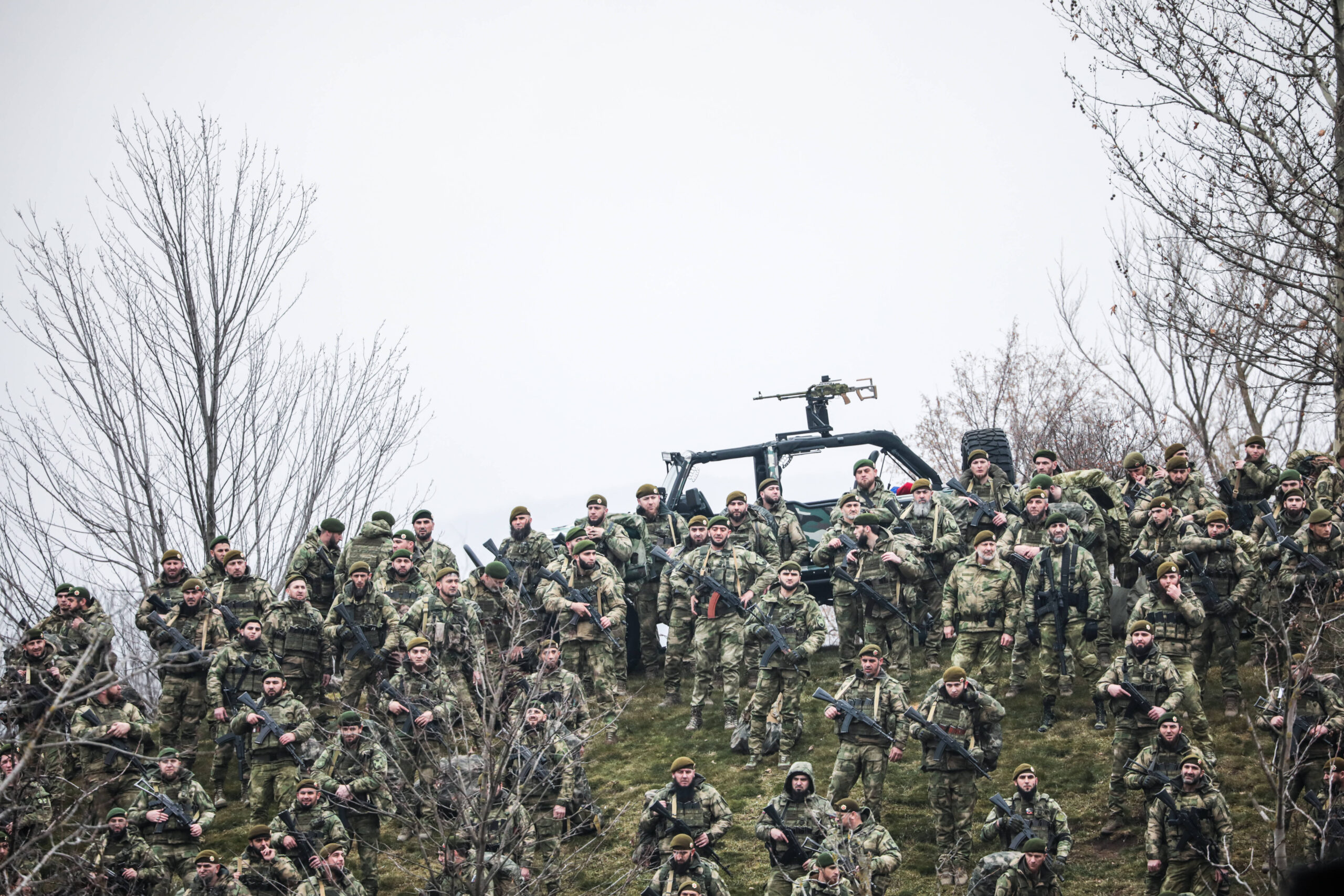 Tschetschenische Kämpfer bei einer Militärpräsentation kurz vor Abreise in Richtung Ukraine.