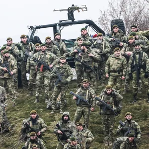 Tschetschenische Kämpfer bei einer Militärpräsentation kurz vor Abreise in Richtung Ukraine.