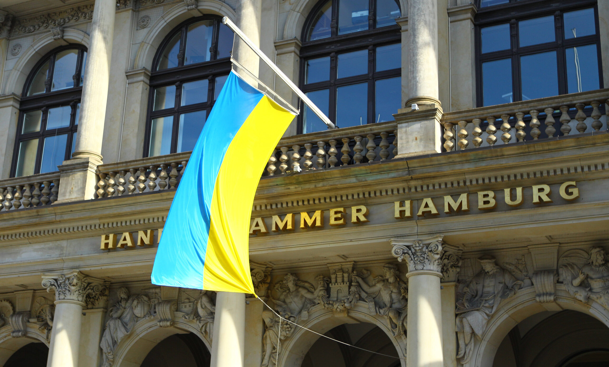 Die Handelskammer Hamburg hat die Flagge der Ukraine gehisst.