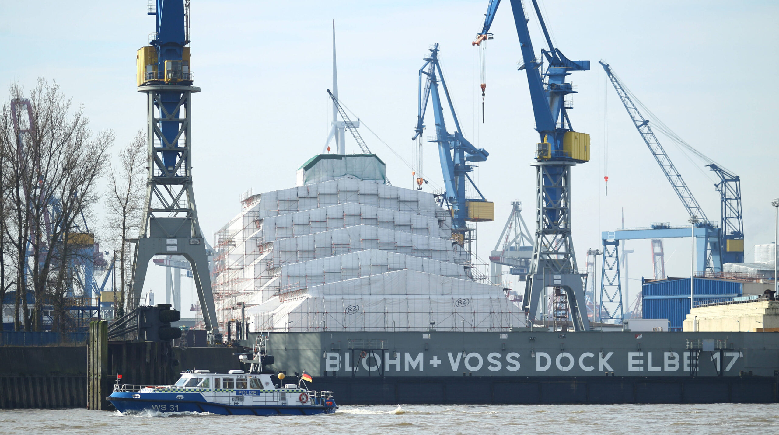 Die Yacht „Dilbar“ liegt derzeit eingepackt in der Werft von „Blohm+Voss“.