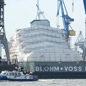 Die Yacht „Dilbar“ liegt derzeit eingepackt in der Werft von „Blohm+Voss“.