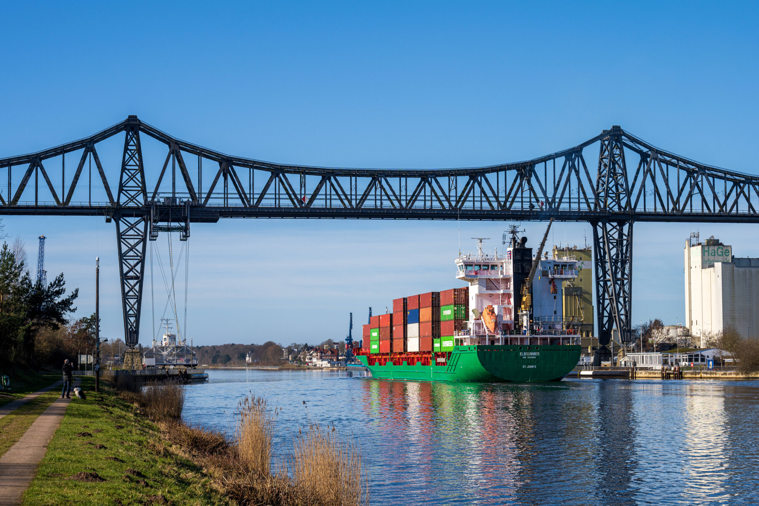Ein Containerschiff passiert die Rendsburger Hochbrücke. Nach sechs Jahren fährt auch die Schwebefähre dort wieder