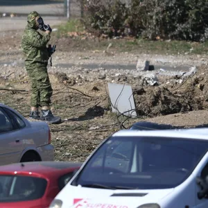 Ein kroatischer Militärpolizist am Einschlagsort der Drohne in Zagreb.