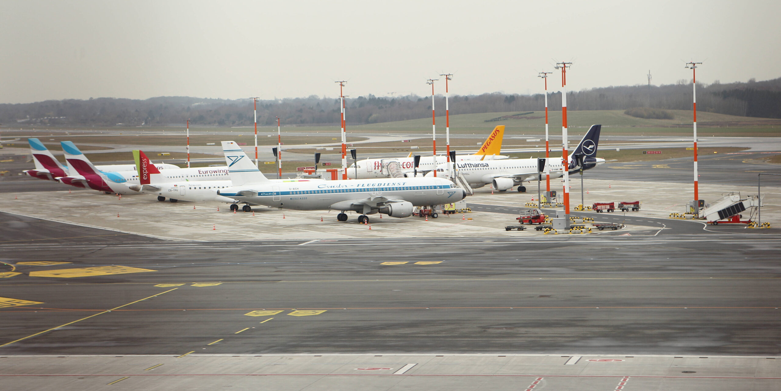 Flugzeuge von verschiedenen Fluglinien stehen auf dem Flugplatz vom Flughafen Hamburg.