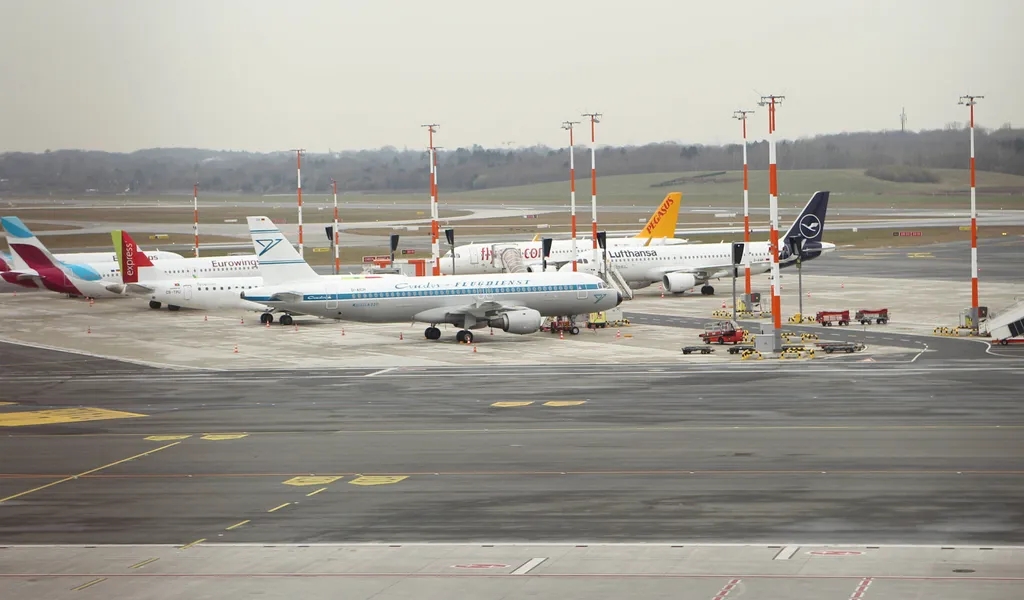 Flugzeuge von verschiedenen Fluglinien stehen auf dem Flugplatz vom Flughafen Hamburg.