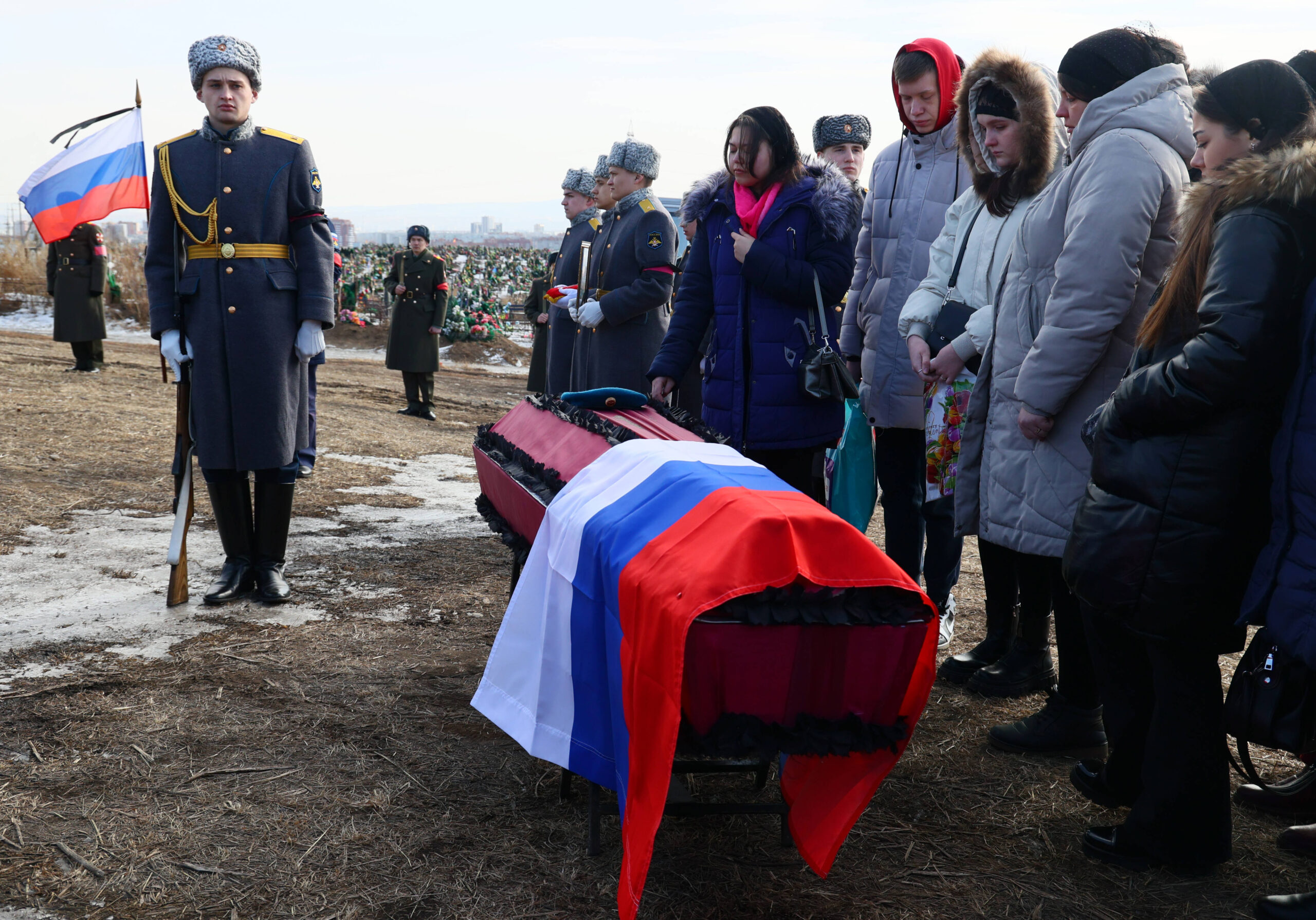 Ein russischer Soldat, der im Krieg gegen die Ukraine ums Leben kam, wird in seiner Heimat beerdigt.