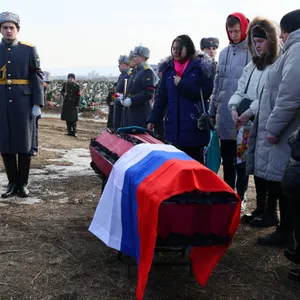 Ein russischer Soldat, der im Krieg gegen die Ukraine ums Leben kam, wird in seiner Heimat beerdigt.