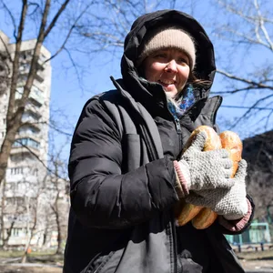 Diese Frau aus Mariupol hat Glück: Sie konnte etwas zu essen besorgen. DeIn der Stadt werden die Lebensmittel knapp. (Symbolbild).