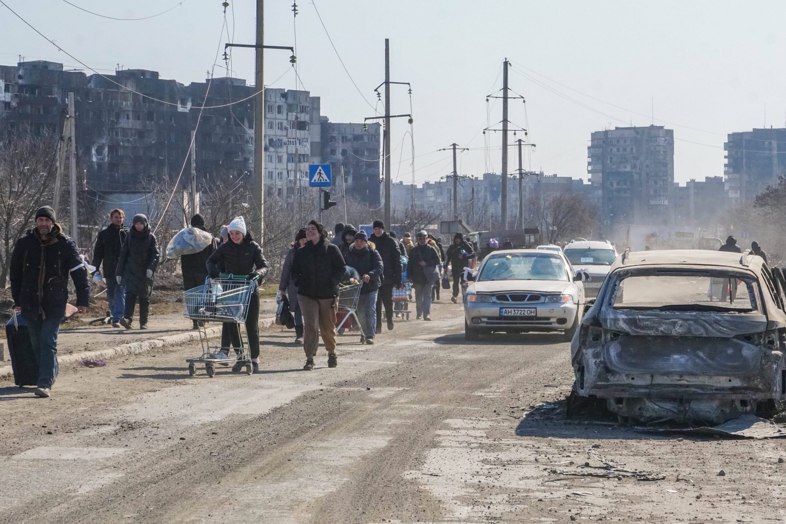 Einwohner verlassen die von Russen fast komplett zerbombte Stadt Mariupol.