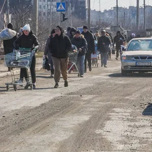 Einwohner verlassen die von Russen fast komplett zerbombte Stadt Mariupol.