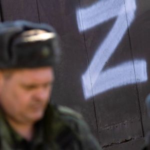 Russische Soldaten vor einem Militär-Truck (Symbolbild). Da Z steht für die von Putin angeblich durchgeführte „Entnazifizierung“ der Ukraine.
