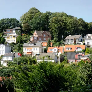 Blick auf Häuser in den Hängen von Blankenese