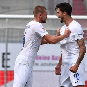 Patrick Mainka (l.) und Tim Kleindienst wollen zurück in Heidenheims Startelf.