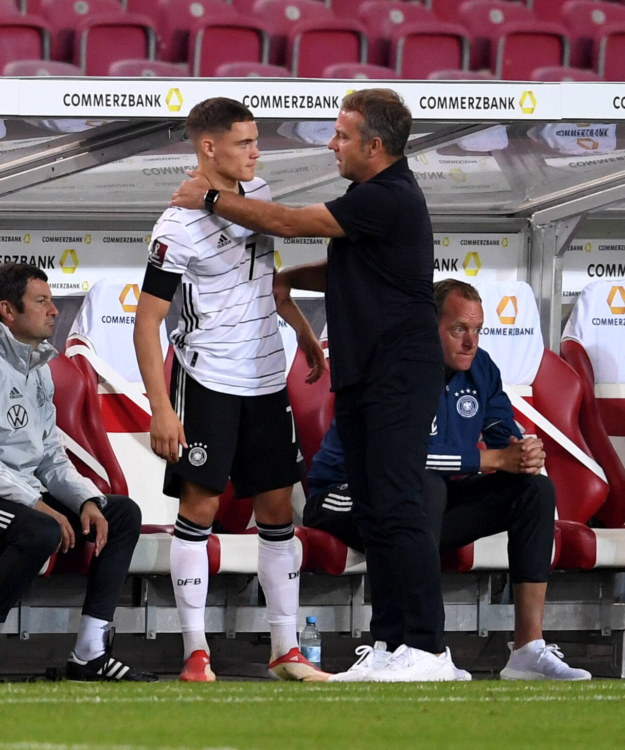 Aufmunterung nach der Schock-Diagnose: Bundestrainer Hansi Flick rief bei Florian Wirtz an.