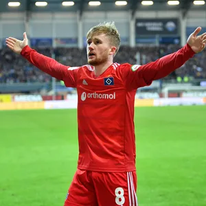 Tommy Doyle bejubelt seinen Siegtreffer für den HSV in Paderborn. Mittlerweile spielt der Engländer für Cardiff.