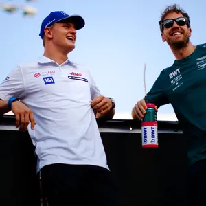 Verstehen sich gut: Mick Schumacher (l.) und Sebastian Vettel