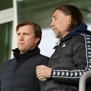 Der Mainzer Sportdirektor Martin Schmidt (r., hier mit Frankfurts Sportvorstand Markus Krösche) warnt vor der Verharmlosung der Corona-Infektion.