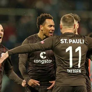 Jackson Irvine, Etienne Amenyido und Maximilian Dittgen