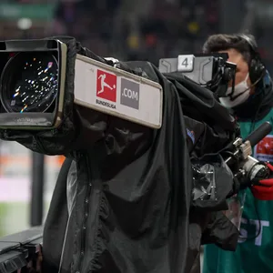 Die Bundesliga wird auch in Russland übertragen. Nach einer Zensur am Wochenende prüft die DFL nun den Entzug der Übertragungsrechte.
