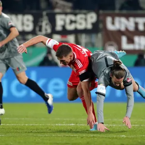 St. Pauli-Profi Jackson Irvine gegen den Unioner Grischa Prömel