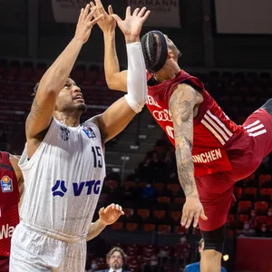 FC Bayern-Basketballer Nick Weiler-Babb bei seinem Sturz im Spiel gegen die Hamburg Towers