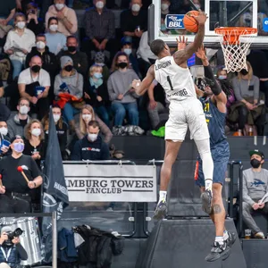 Die Towers waren am Brett überragend. Hier holt sich Zach Brown (m.) den Rebound.