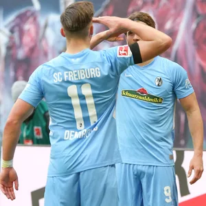 Salut-Jubel von Torschütze Ermedin Demirovic und Lucas Höler