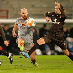 St. Pauli-Profis Eric Smith und Jackson Irvine gegen Paderborns Jannis Heuer