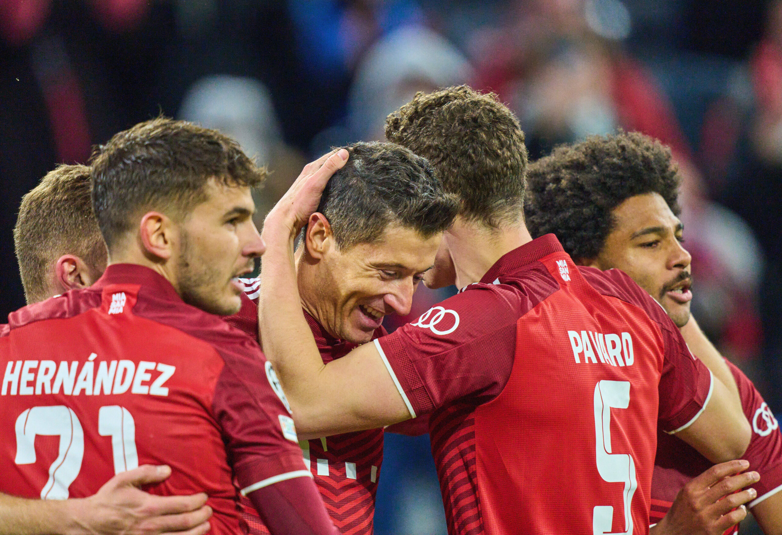 Lucas Hernández jubelt mit seinem Teamkollegen vom FC Bayern über den Sieg gegen Salzburg.