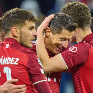 Lucas Hernández jubelt mit seinem Teamkollegen vom FC Bayern über den Sieg gegen Salzburg.