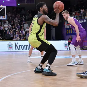 Sacar Anim (Medi Bayreuth) (L) und Akeem Vargas (BG Goettingen) (R), Mathis Moenninghoff (BG Goettingen) (hinten)