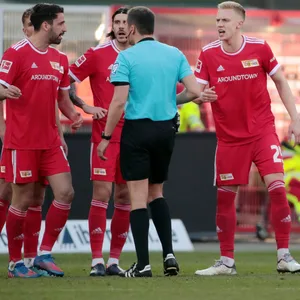 Rani Khedira, Christopher Trimmel, Timo Baumgartl diskutieren mit Schiedsrichter Robert Hartmann