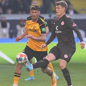In Dresden spielte Eric Smith (r., gegen Heinz Mörschel) schon 45 Minuten.