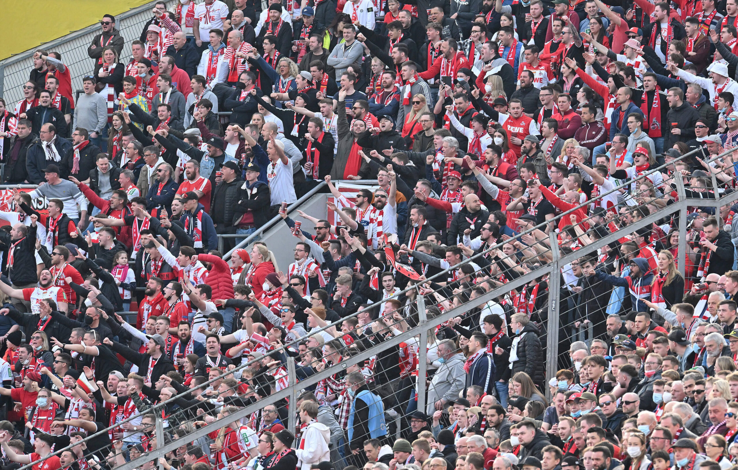 Bundesliga-Fans kritisieren die Vereine für die Annahme von Corona-Hilfen.