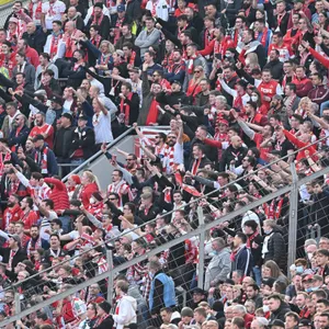 Bundesliga-Fans kritisieren die Vereine für die Annahme von Corona-Hilfen.