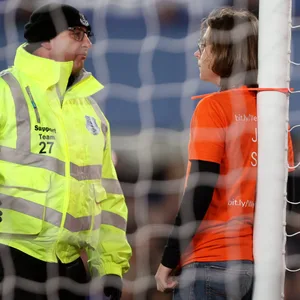 Während der Premier League-Partie Everton gegen Newcastle band sich ein Fan mit Kabelbinder am Pfosten fest.