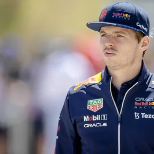 Weltmeister Max Verstappen könnte sich einen Cockpit-Einsatz in der Formel 1 trotz Corona-Infektion vorstellen.
