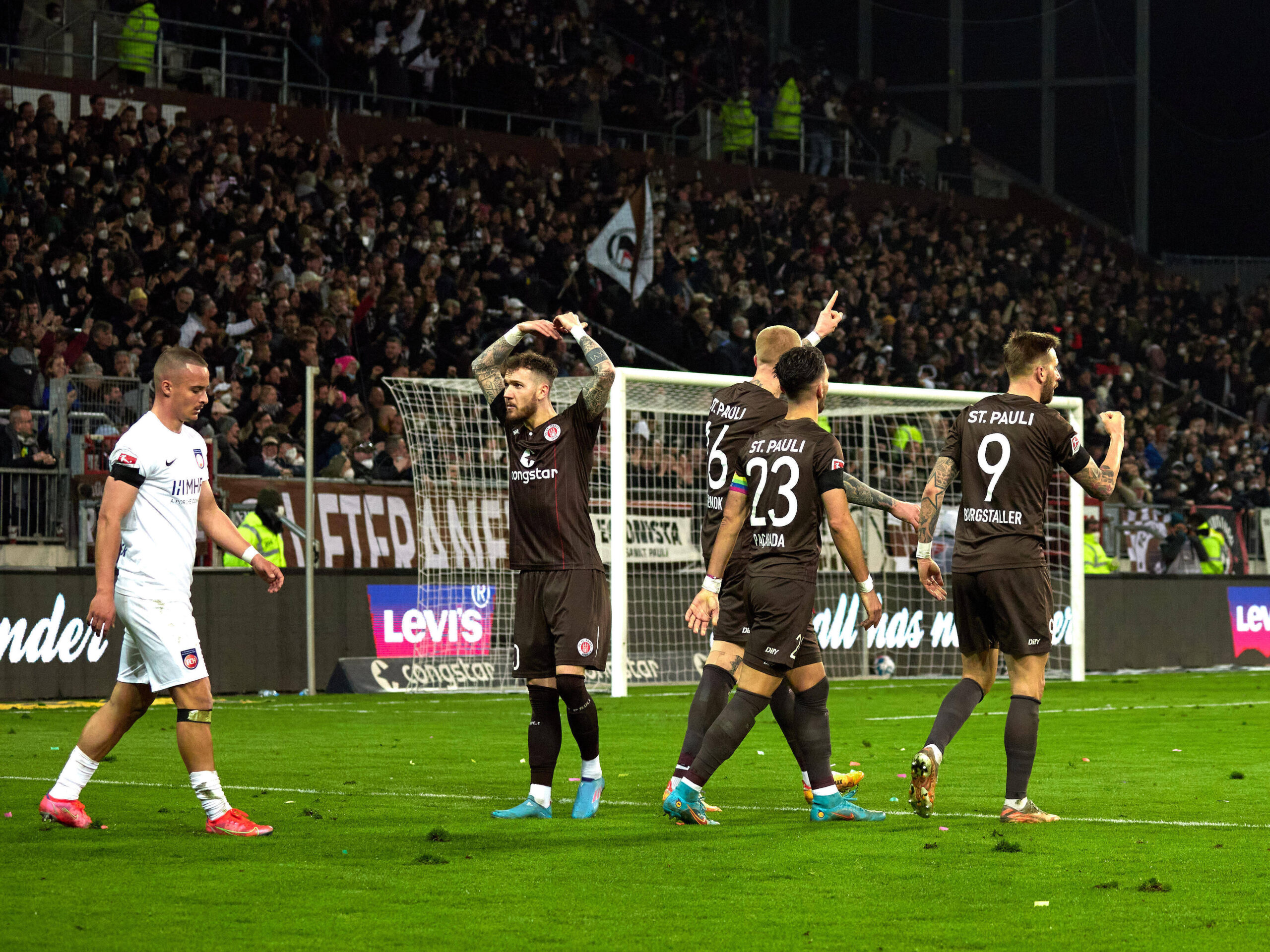 Die Profis des FC St. Pauli freuen sich über das 1:0-Tor gegen den 1. FC Heidenheim.
